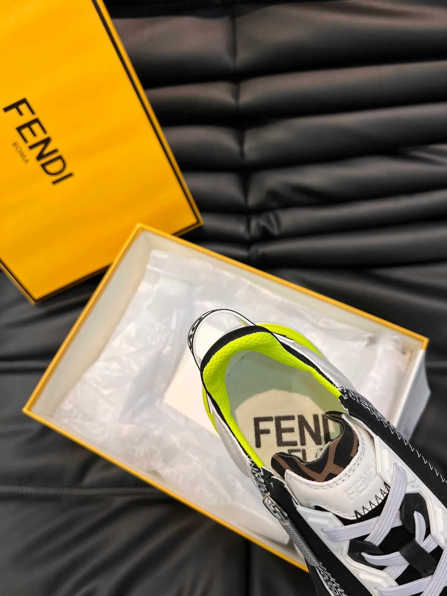 Men's shoes 💰p560 "Fend*" new men's casual sports shoes, equipped with elastic straps, side zippers, and corrugated soles engraved with F. Embossed Fendi Flow lettering on the heel. Made of technical fabric and a mix of blue and suede. Decorated with Lycra® details. FF graphic tongue. Ultra-light and wear-resistant EVA sole. Size: 38-44